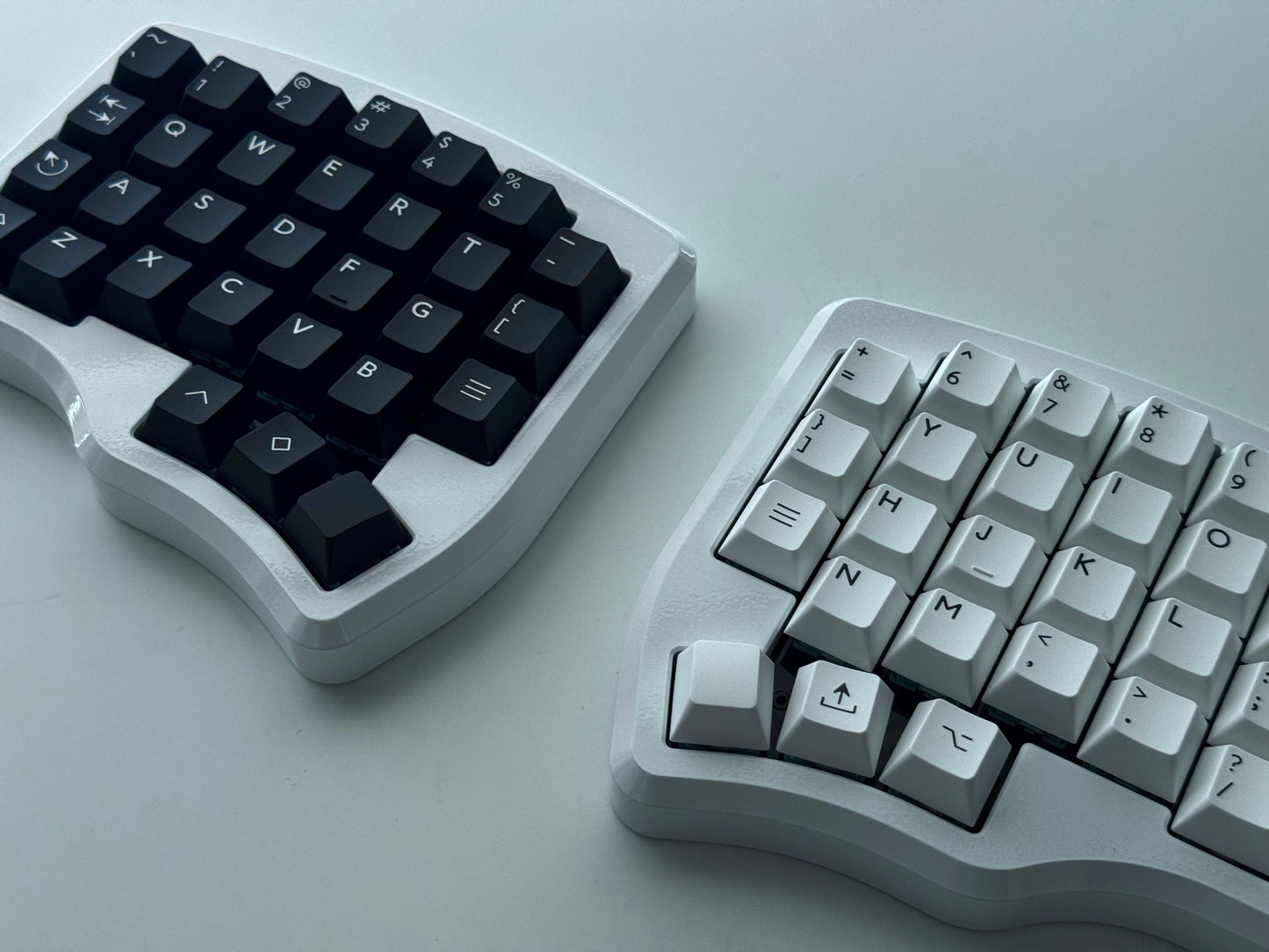 White Hall effect split keyboard with 4x6 column staggered keys and 3 thumb keys black and white keycaps