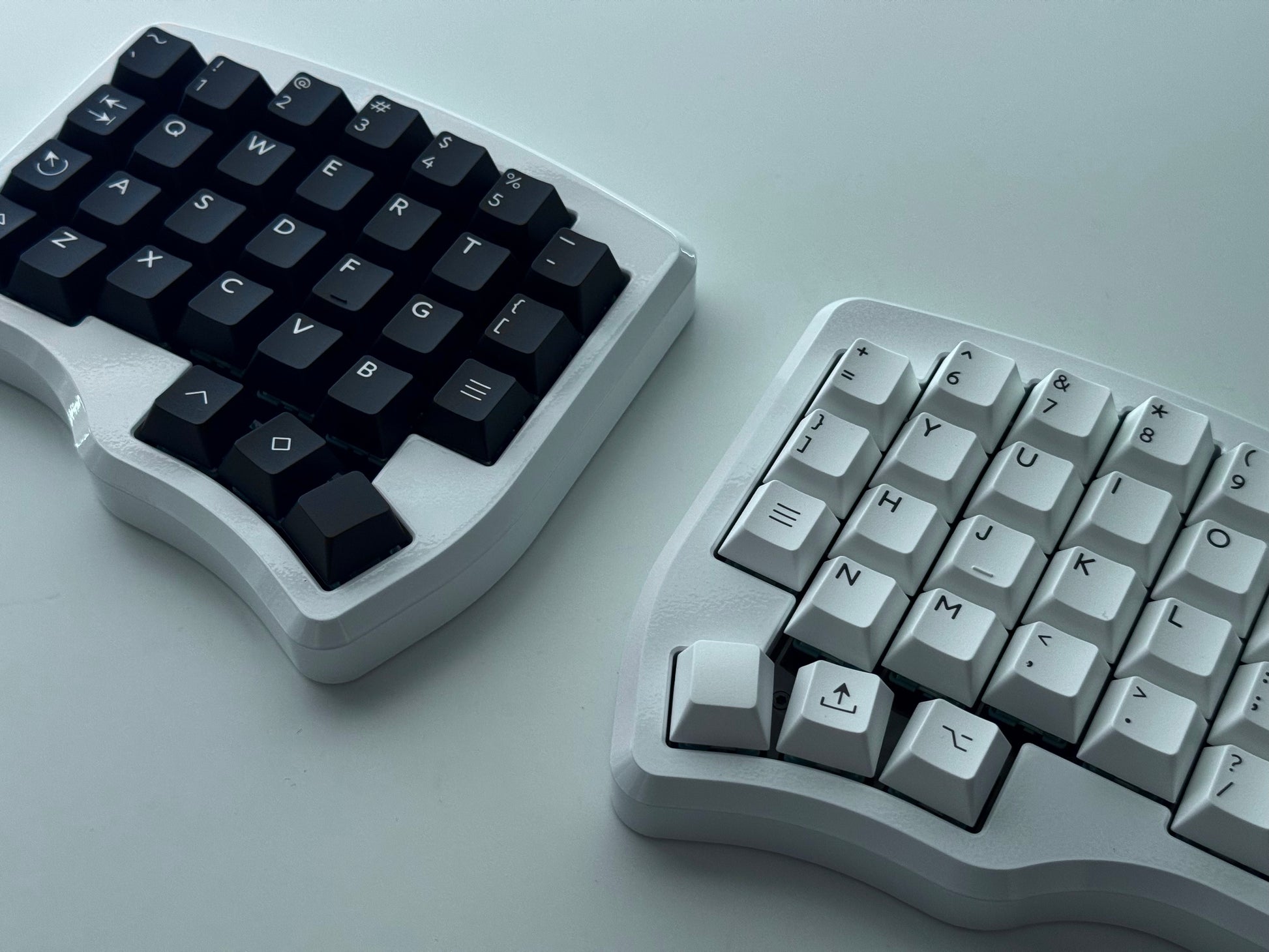 White Hall effect split keyboard with 4x6 column staggered keys and 3 thumb keys black and white keycaps